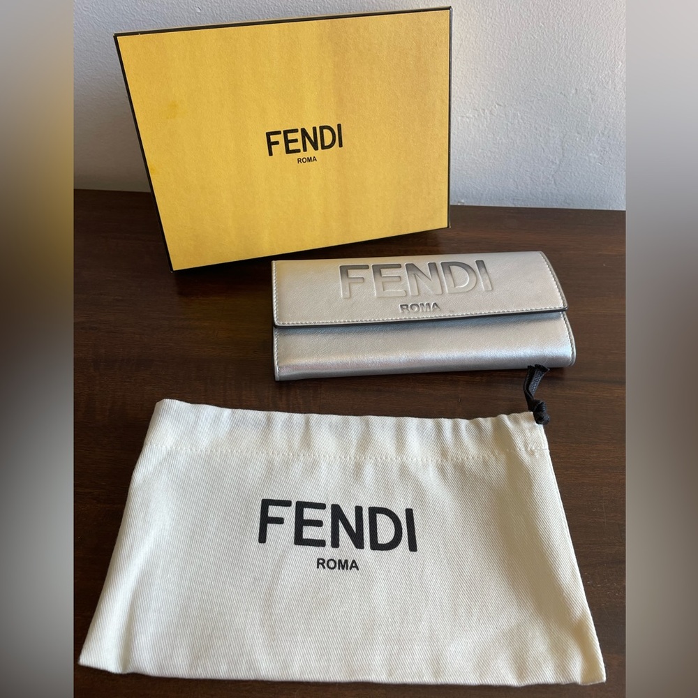 🌺EUC🌺 FENDI Roma Long Wallet Silver - Full Set! - Picture 2 of 12